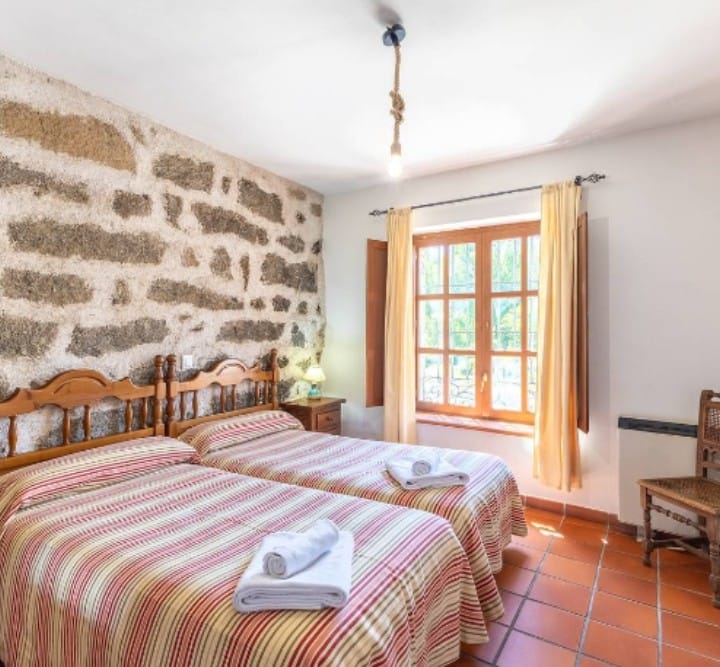 Habitación doble rústica de la casa rural La Bodega de Gredos en Navaluenga