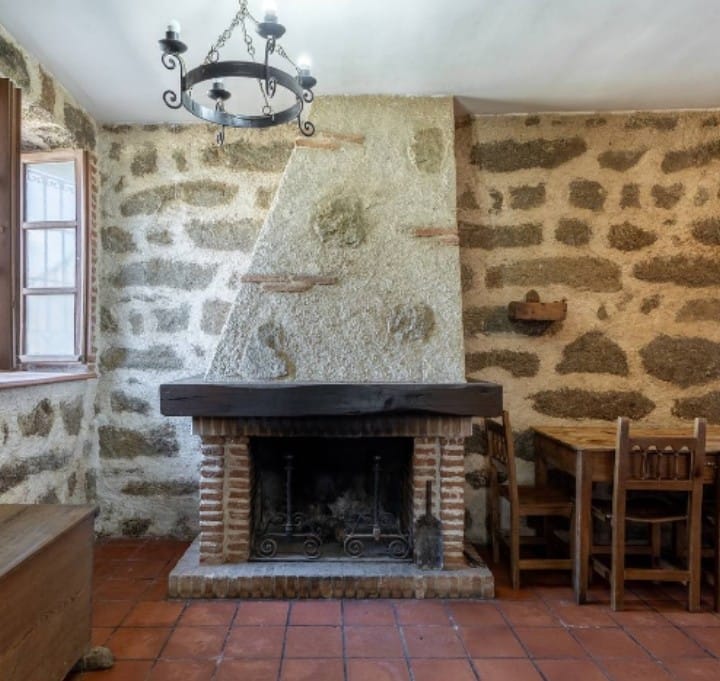 Espacio chimenea de la casa rural La Bodega de Gredos en Navaluenga