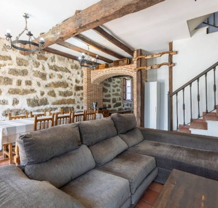 Salón con chimenea de la casa rural La Bodega de Gredos en Navaluenga