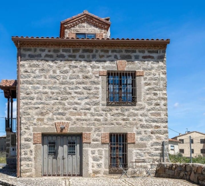Casa rural La Bodega de Gredos en Navaluenga fachada 2